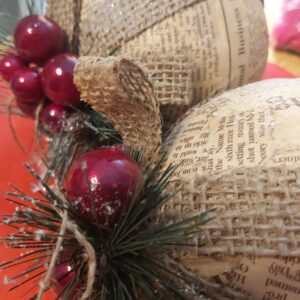 Palla di Natale carta di giornale e decori tematici